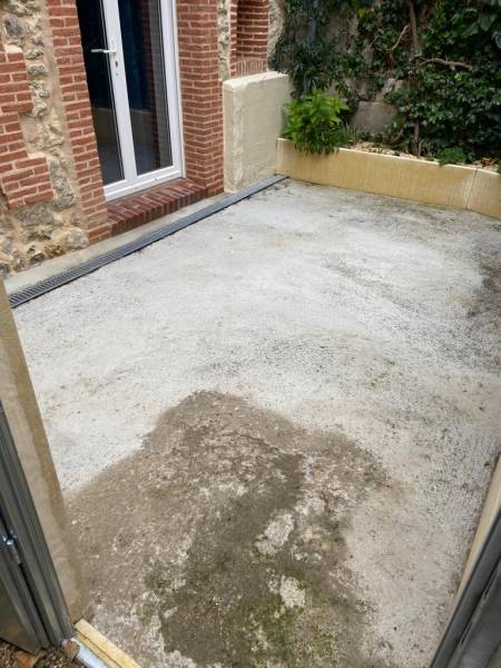 Nettoyage et rénovation d’une terrasse avec pose de résine et granulats de marbre sur Yvetot 76