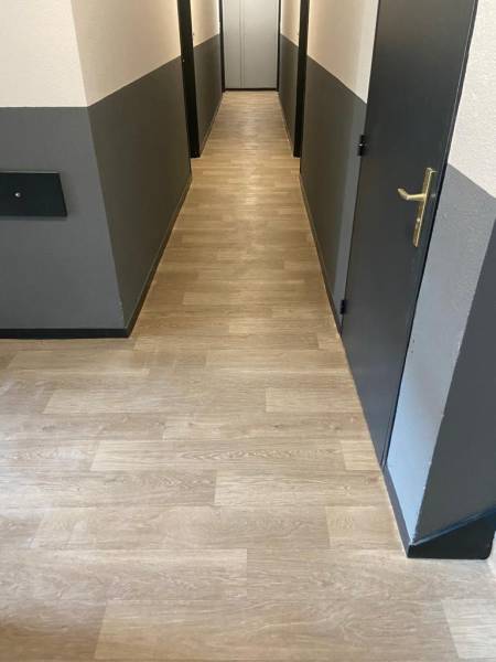 Remplacement de l’ancienne moquette par du PVC imitation parquet dans une résidence proche de Fécamp 76