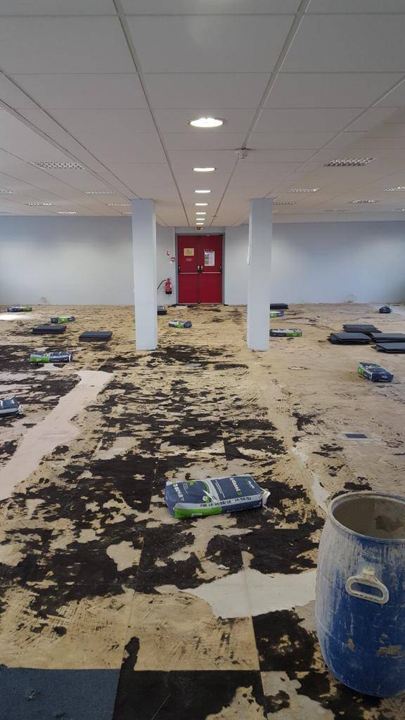Rénovation d’un bureau avec pose de dalles de moquette et revêtement PVC en lés au Havre 76