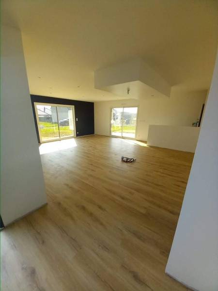 Entreprise pour la pose de lames PVC collées dans une pièce de vie sur Le Havre 76