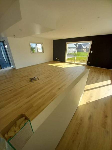 Entreprise pour la pose de lames PVC collées dans une pièce de vie sur Le Havre 76