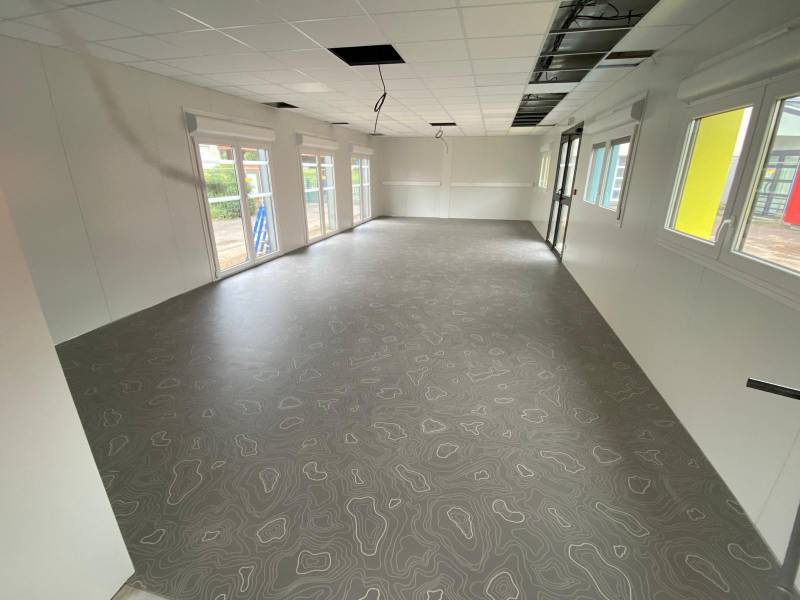 Artisan pour la pose de revêtement PVC à motif dans un bureau proche Le Havre