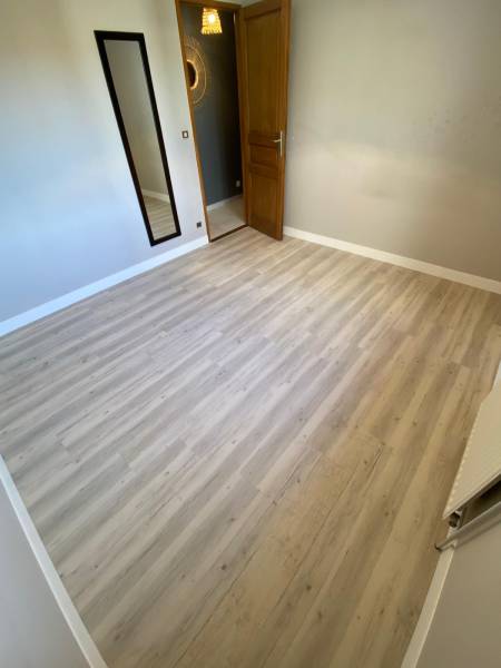 Artisan pour rénovation de sol PVC en lame dans une chambre proche Montivilliers