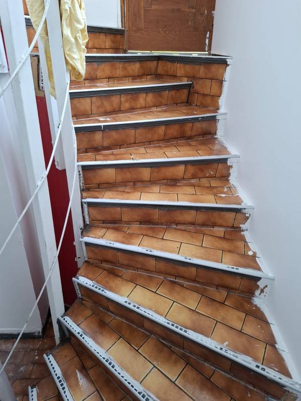 Entreprise pose de granulats de marbre Montivilliers : Pose de granulats de marbre dans un escalier SOLUREV