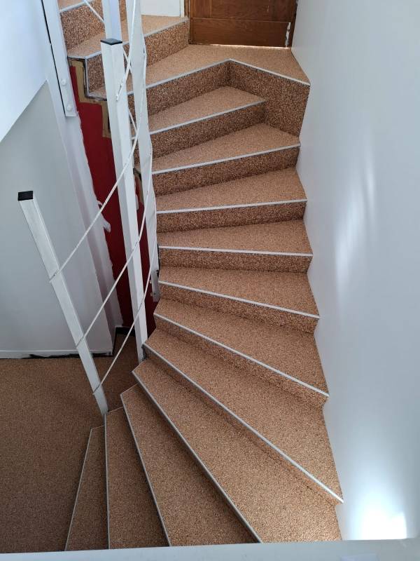 Entreprise pose de granulats de marbre Montivilliers : Pose de granulats de marbre dans un escalier SOLUREV