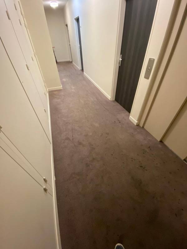 Entreprise pose de dalle moquette LE HAVRE : Remplacement de dalle moquette dans une circulation d'immeuble