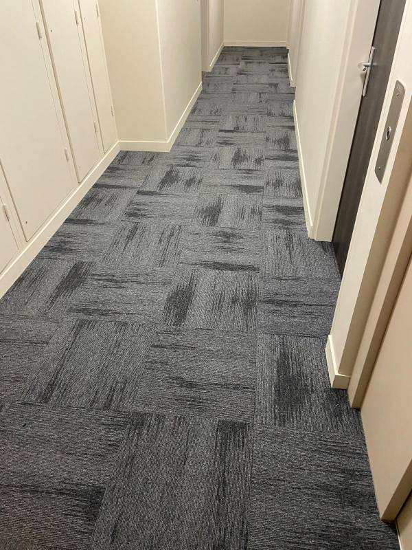Entreprise pose de dalle moquette LE HAVRE : Remplacement de dalle moquette dans une circulation d'immeuble