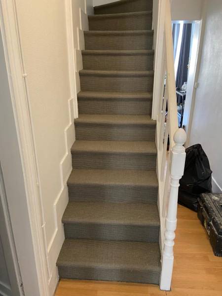 Artisan pour pose de jonc de mer dans un escalier proche de Montivilliers